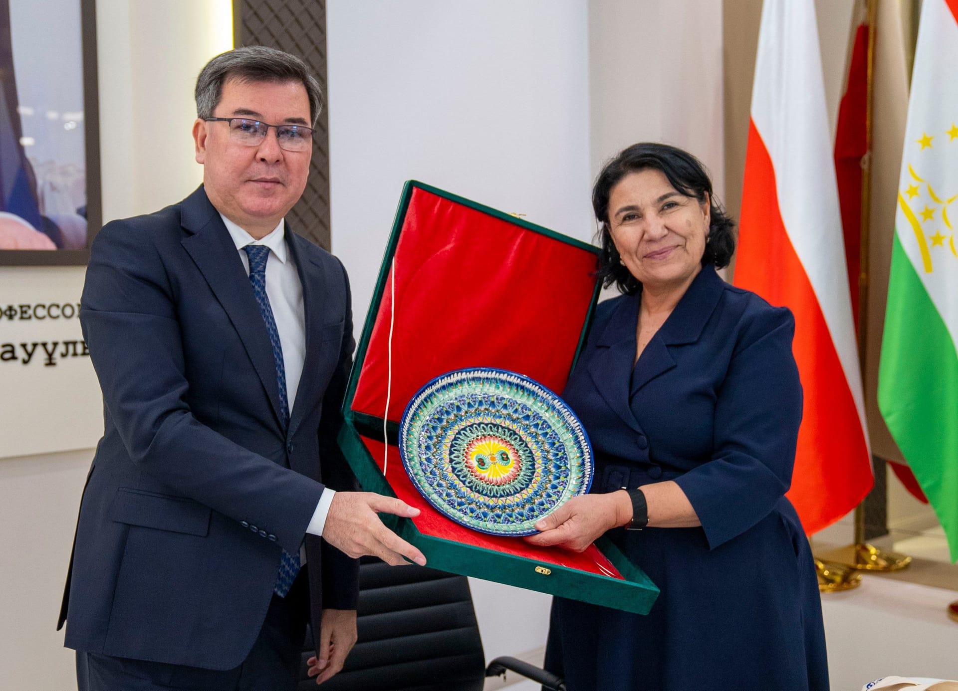 Shymkent universiteti va Buxoro innovatsiyalar universiteti o'rtasida imzolangan memorandum