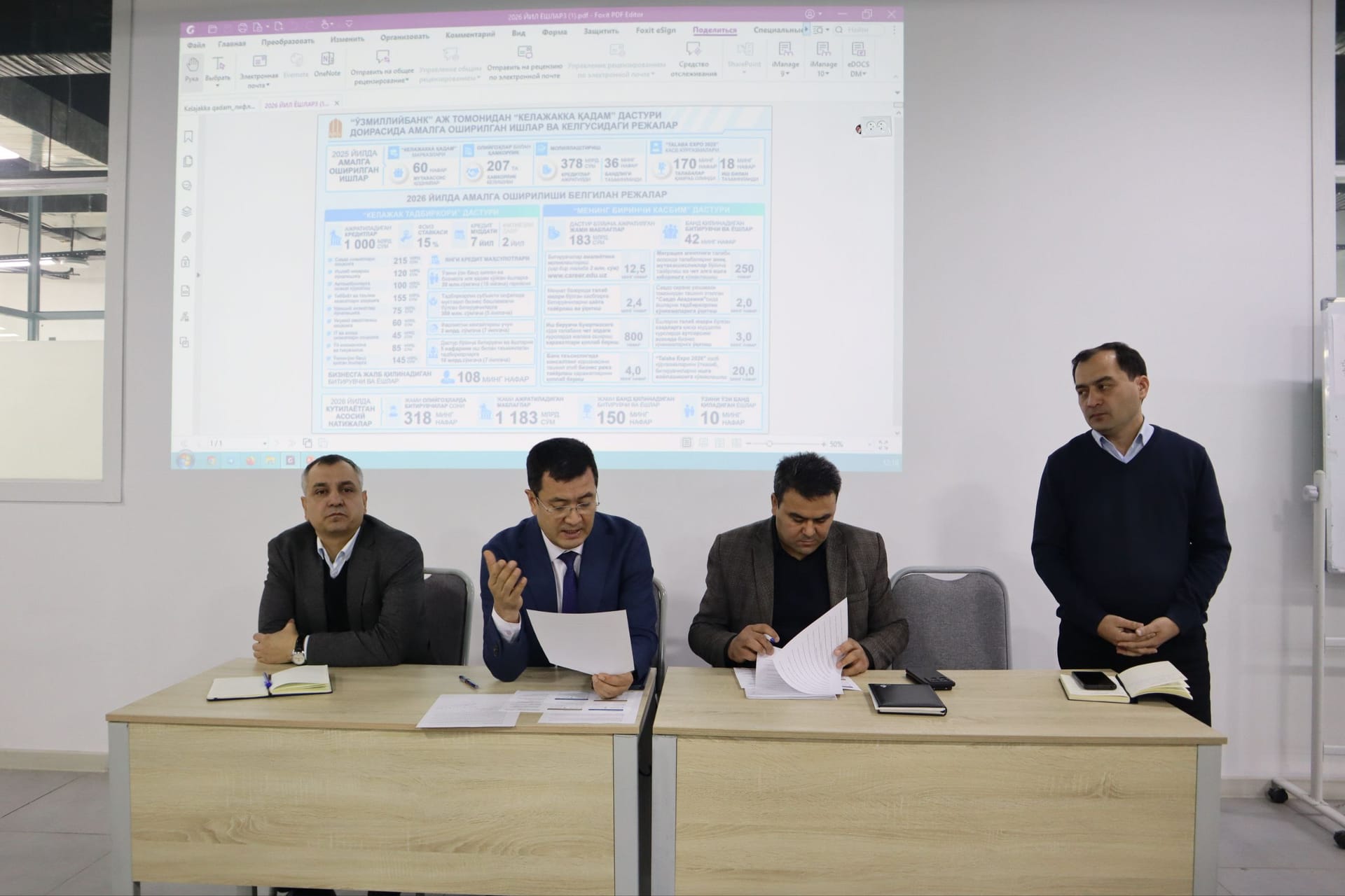 Bitiruvchi talabalar rahbariyat nutqlarini tinglamoqda