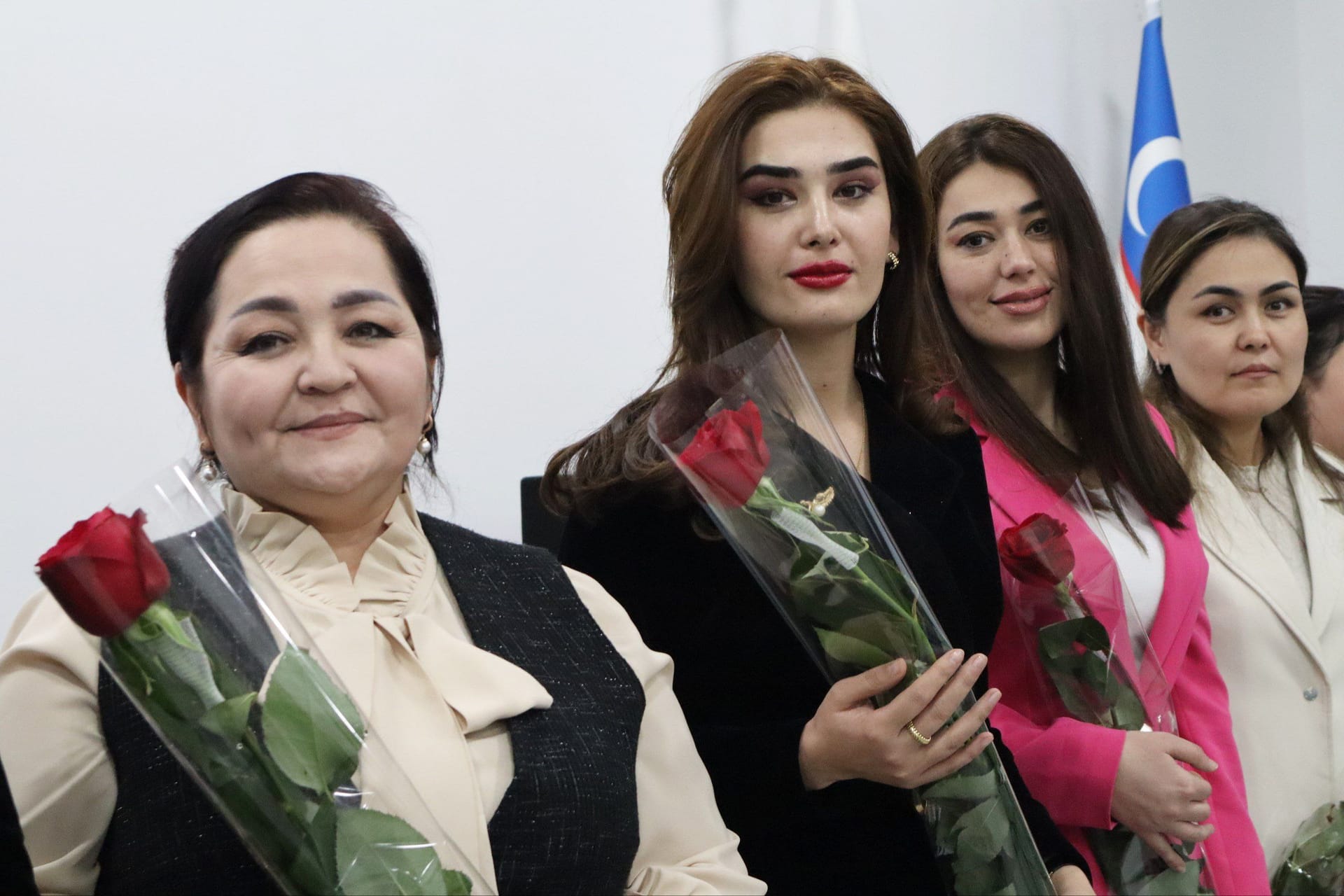 Ayol professor-o'qituvchilar tabriklash marosimida