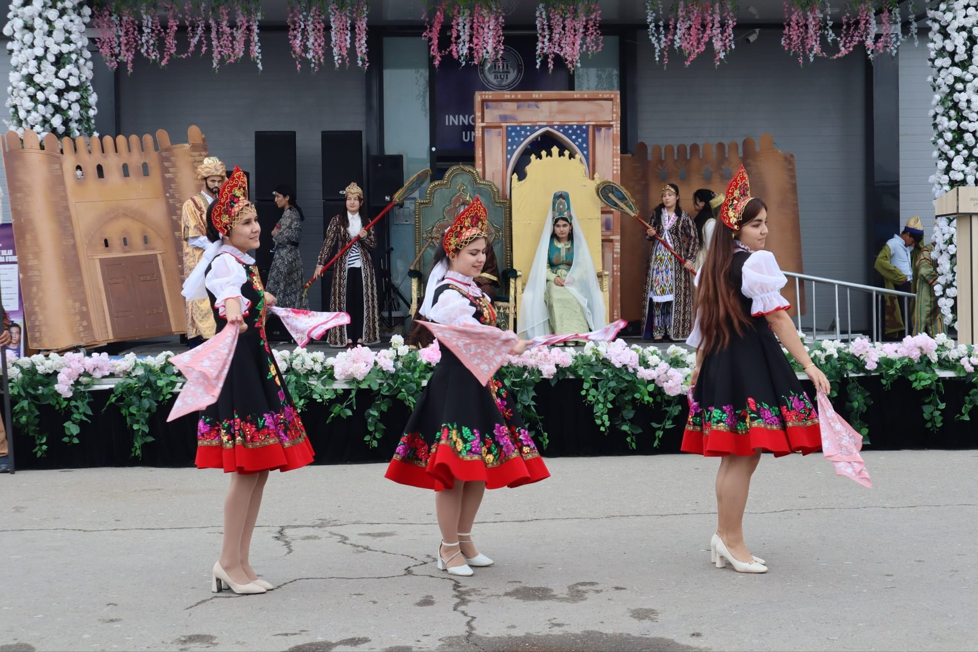 Keyingi yillarga intiluvchi festival an'anasi