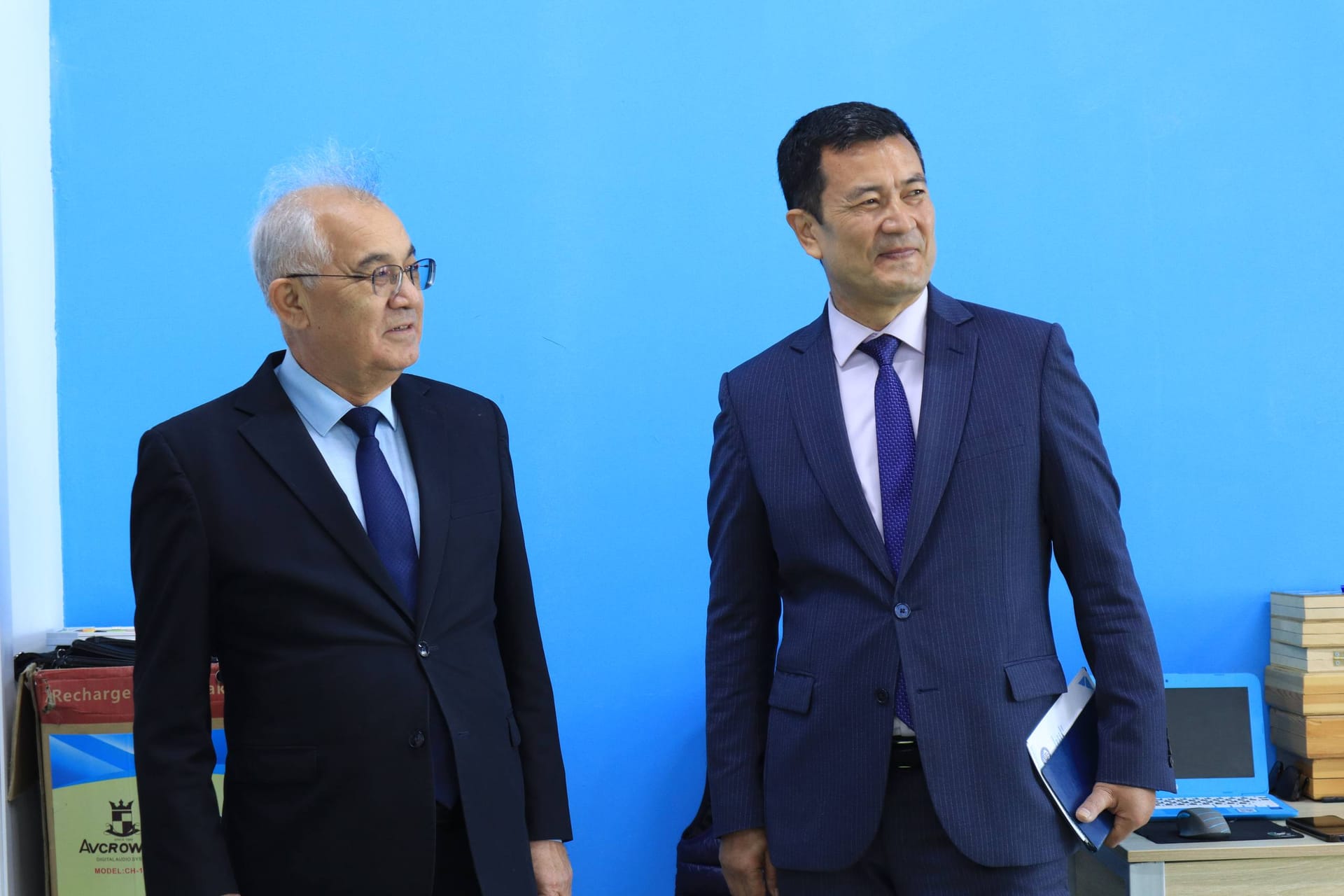 Birinchi prorektor Sharipov mehmonlarga ma'lumot bermoqda