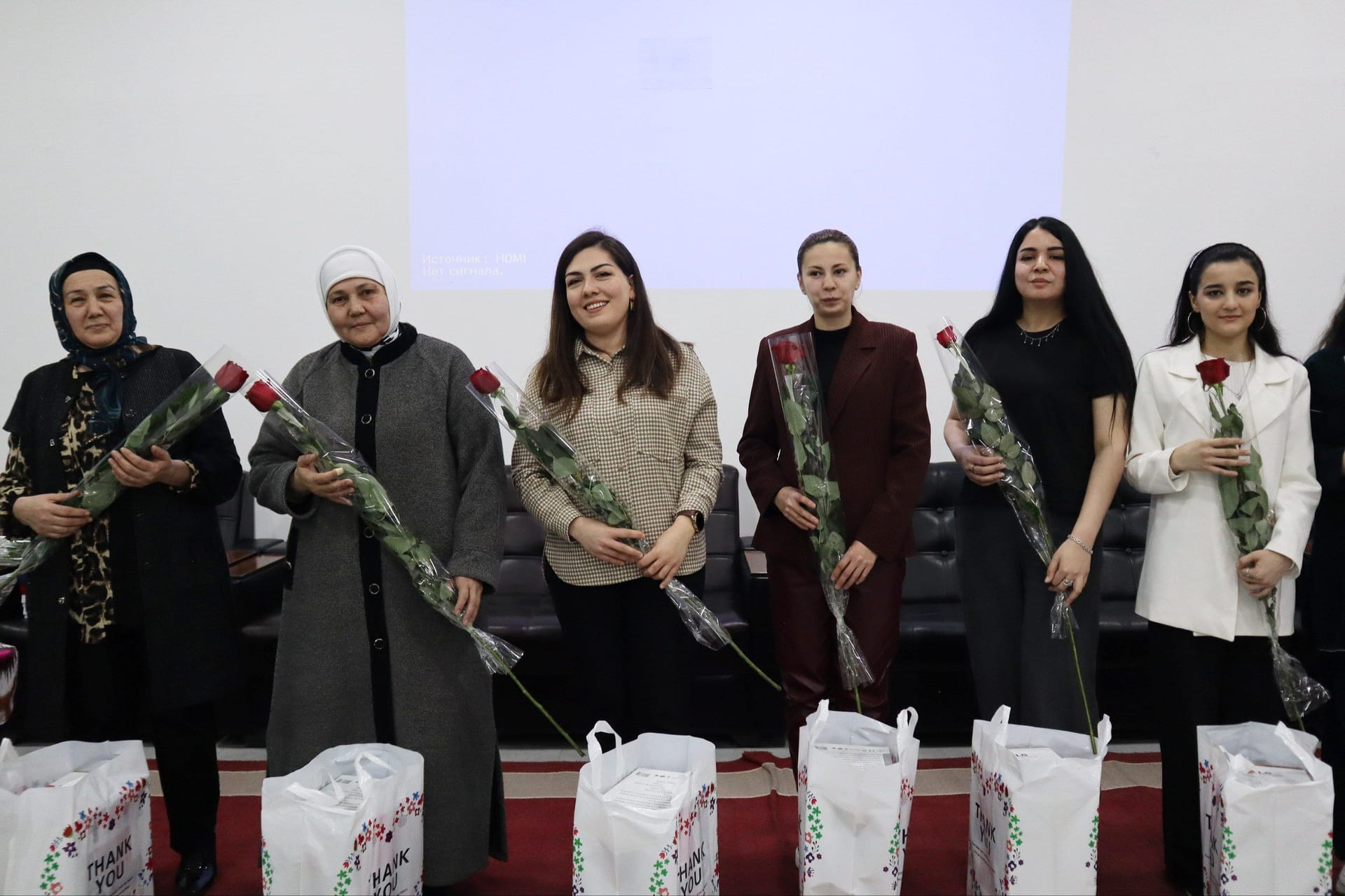 Ayol o'qituvchilarga esdalik sovg'alari topshirish