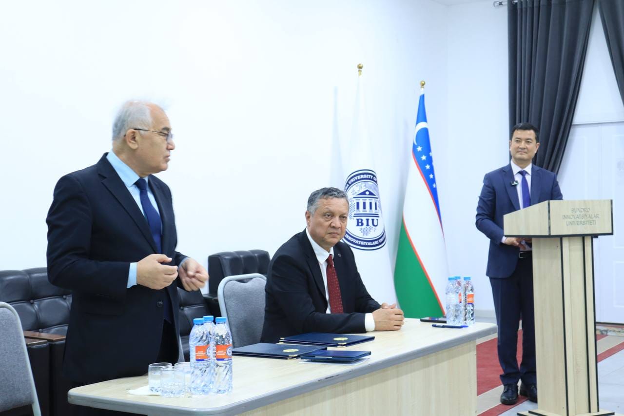 Professor Turg'unov talabalar bilan muloqotda