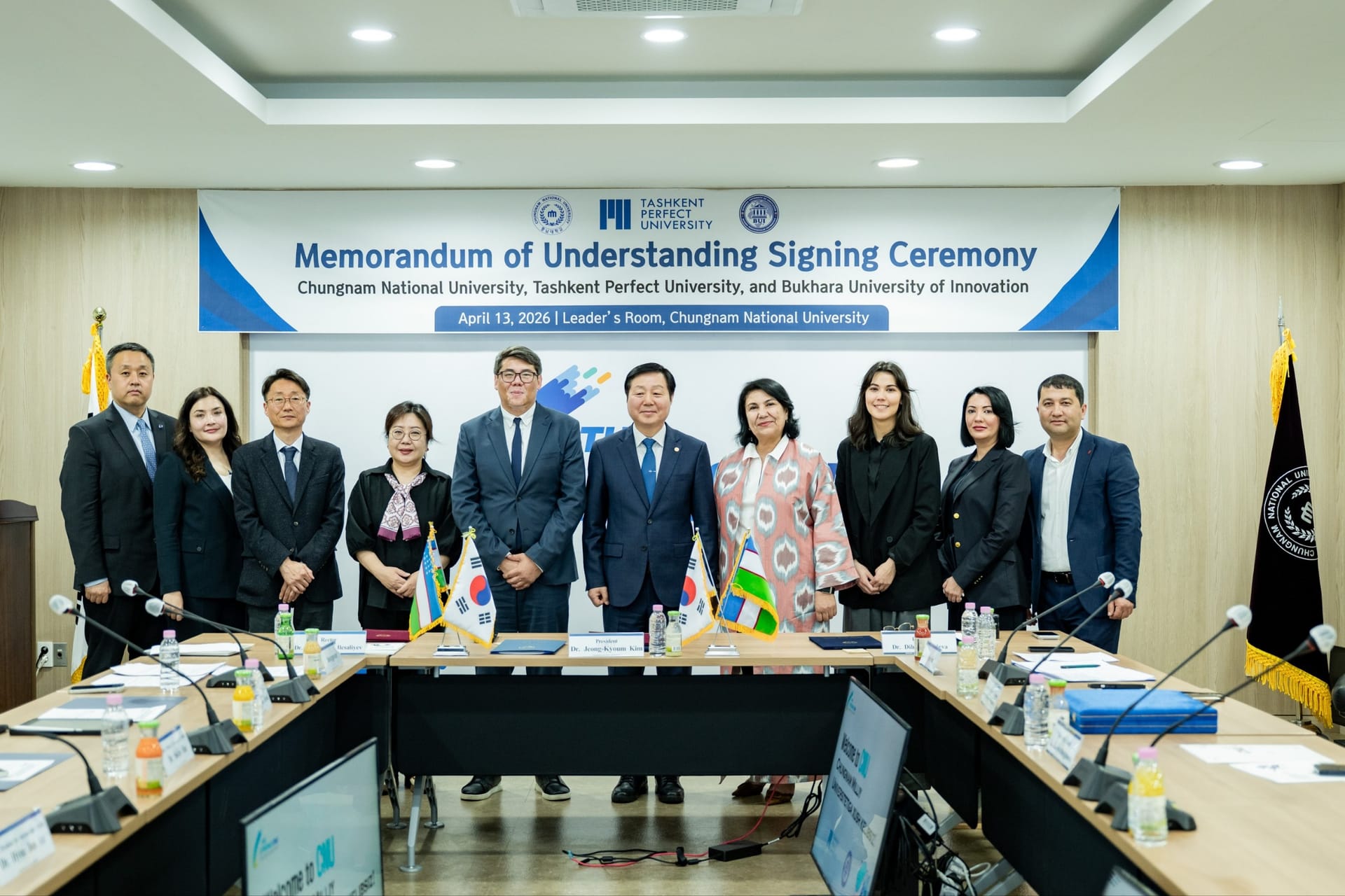 Group commemorative photo after signing the cooperation agreement