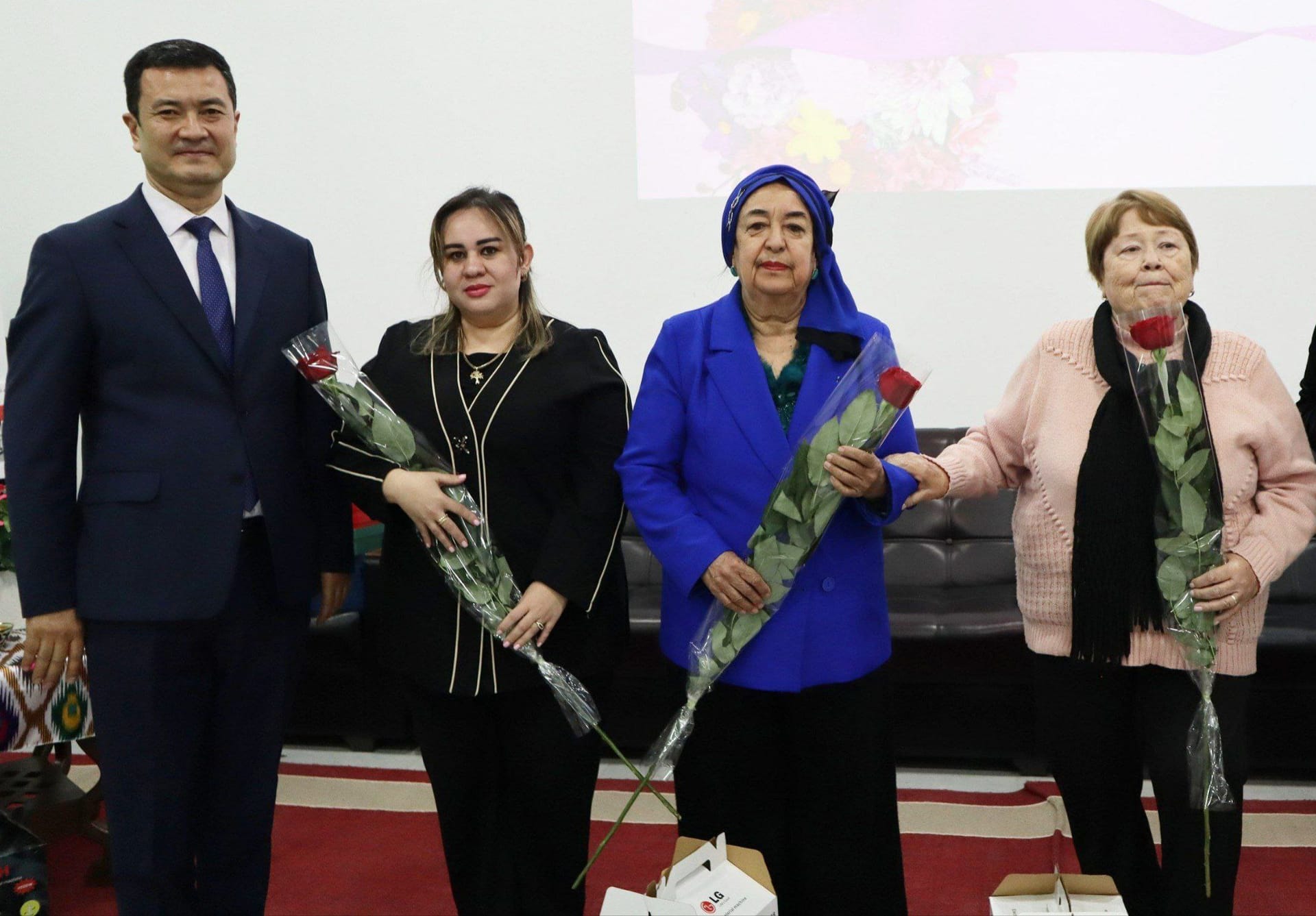 Universitet rahbariyati ayol o'qituvchilarni tabriklayapti