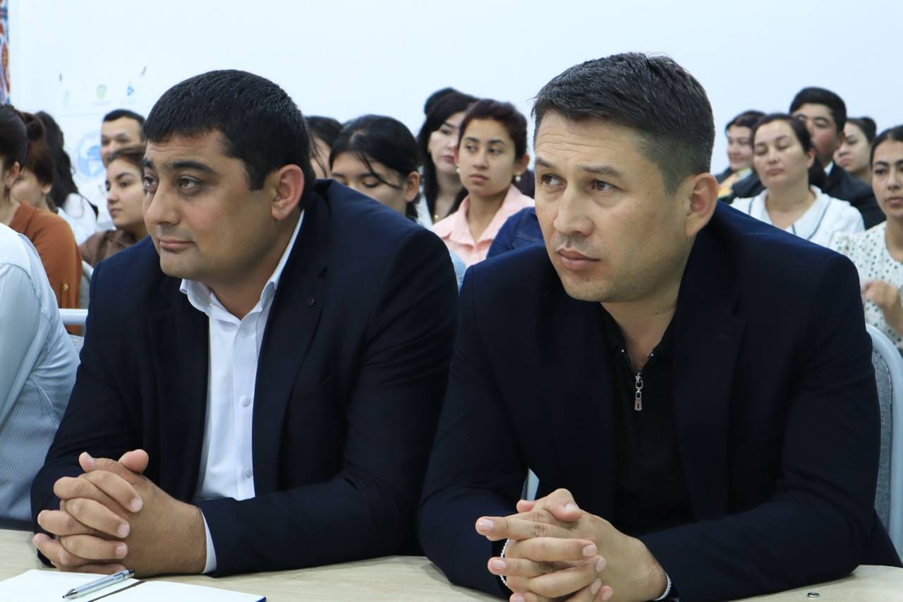 Talabalar o'z fikrlarini bayon etmoqda